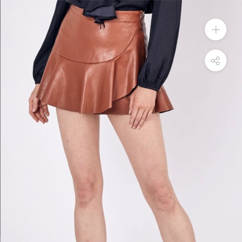 Ruffled mini skort , Faux leather, Side zipper